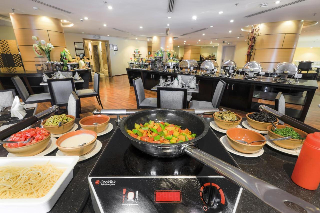 อีลาฟ ออล มาชาเออร์ โฮเต็ล มากกาห์ Hotel Mecca ภายนอก รูปภาพ The hotel's restaurant