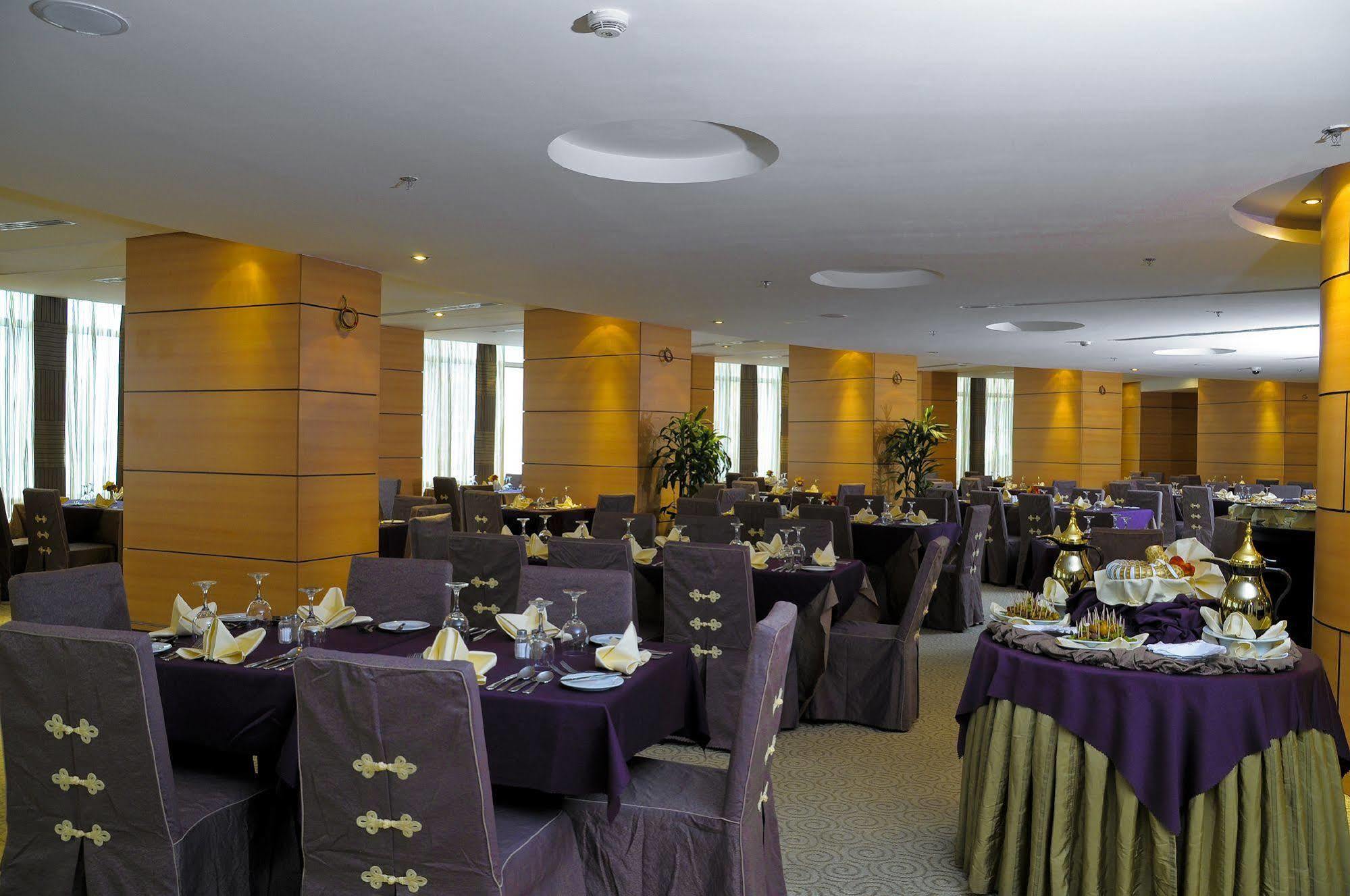 อีลาฟ ออล มาชาเออร์ โฮเต็ล มากกาห์ Hotel Mecca ภายนอก รูปภาพ The hotel's restaurant