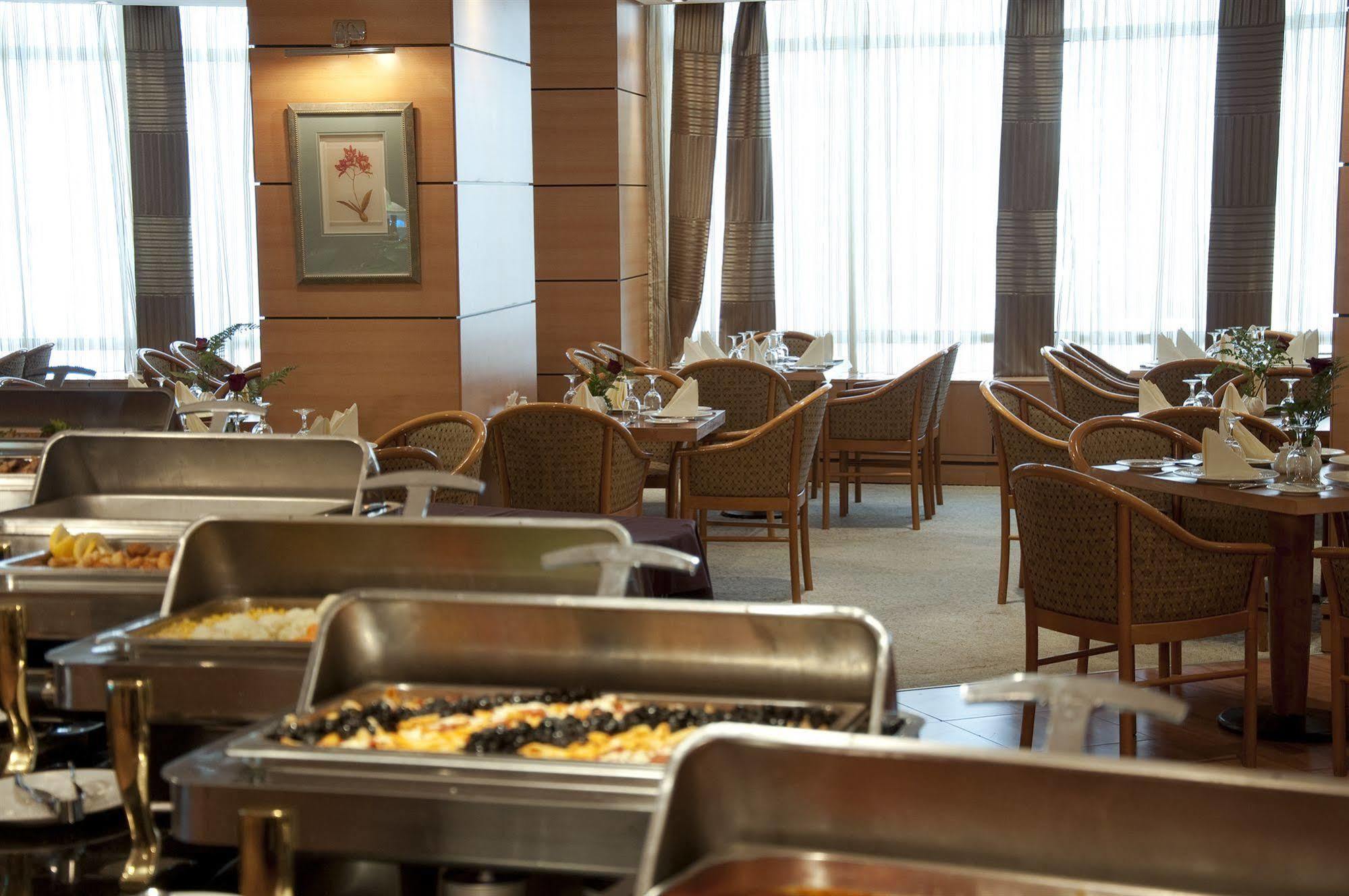 อีลาฟ ออล มาชาเออร์ โฮเต็ล มากกาห์ Hotel Mecca ภายนอก รูปภาพ The hotel's restaurant